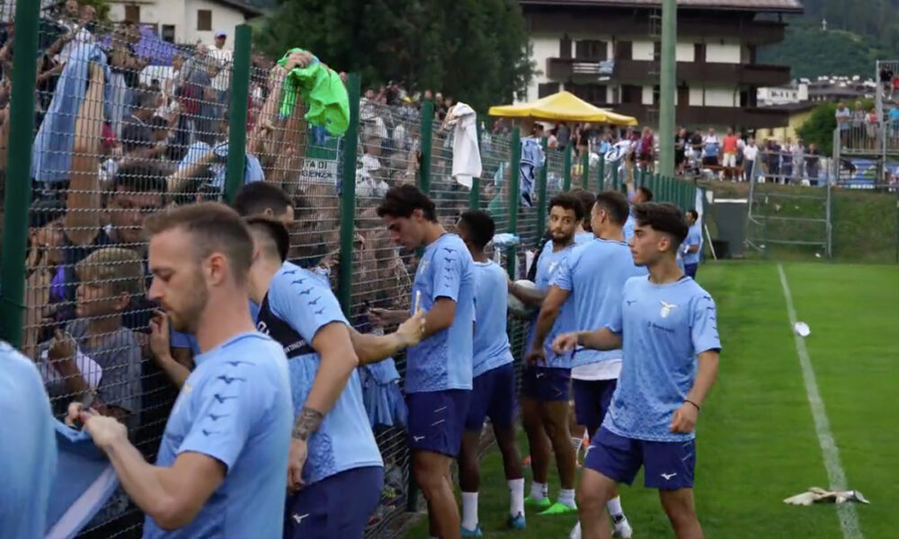 Lazio Che Regalo Ai Tifosi Tutta La Squadra Si Concede A Foto E Autografi