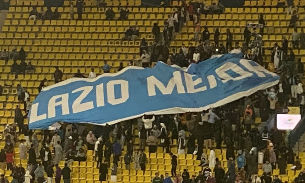 Striscione Controverso Durante Napoli-Fiorentina: Tifosi Accusano un Romanista