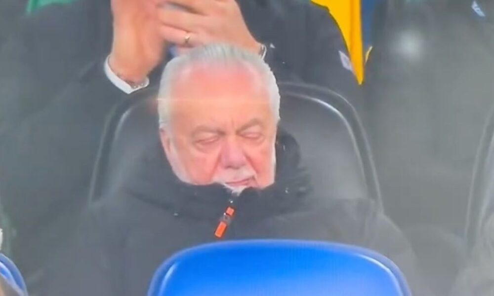 De Laurentiis si addormenta in tribuna durante Lazio Napoli – VIDEO