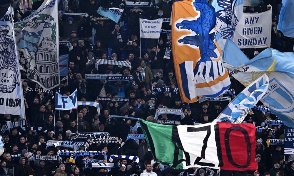 Bologna Lazio, biancocelesti sotto il settore ospiti al termine della partita: confronto coi tifosi.