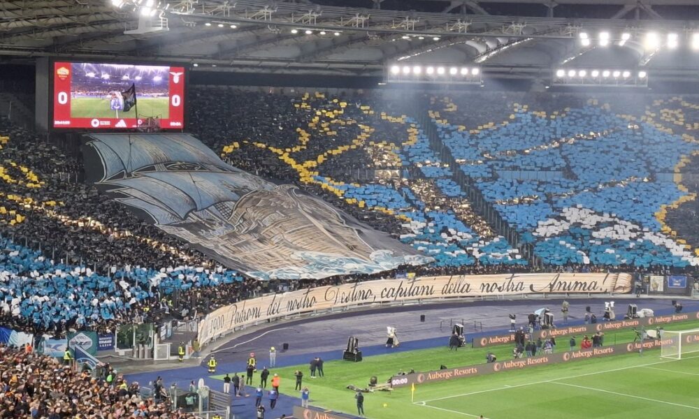 Roma-Lazio: la Curva Nord risponde alla coreografia “Anti Lazio” con uno striscione