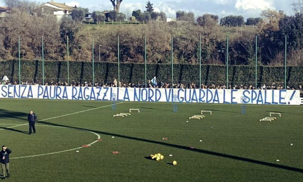 Allenamento Lazio: striscione della Nord incita la squadra per il Derby